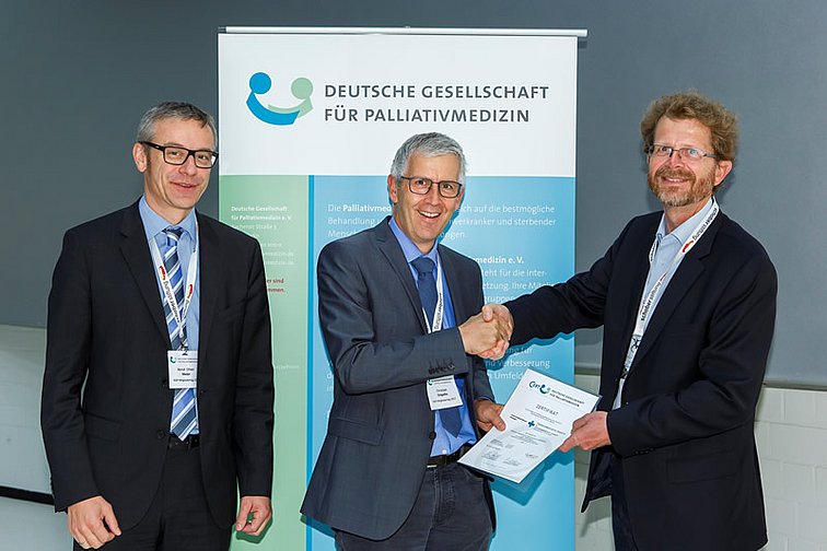 Zertifikatsübergabe (v. l. n. r.): Dr. Bernd Oliver Maier, Vizepräsident der Deutschen Gesellschaft für Palliativmedizin, Prof. Dr. Christoph Ostgathe, Leiter der Palliativmedizinischen Abteilung des Universitätsklinikums Erlangen, und Prof. Dr. Lukas Radbruch, Präsident der Deutschen Gesellschaft für Palliativmedizin.