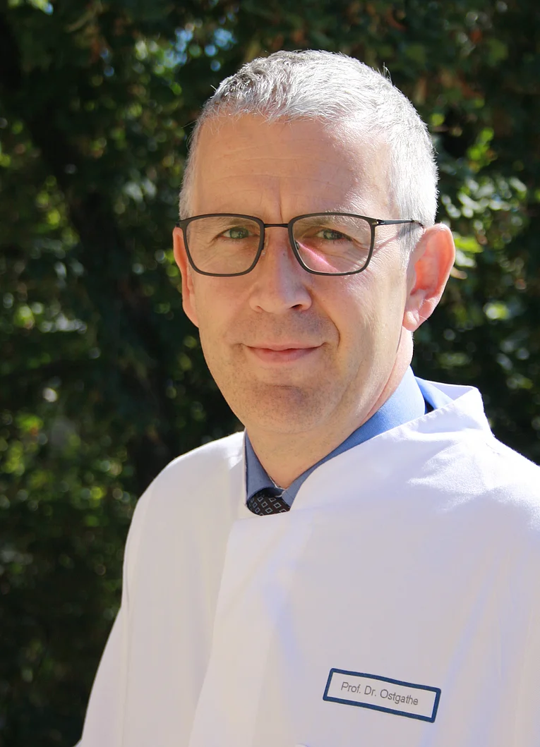 Herr Prof. Dr. med. Christoph Ostgathe im freien.