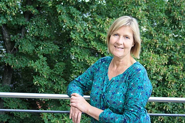 Kunsttherapeutin Kristina Templer.png Kunsttherapeutin Kristina Templer steht im freien und lächelt in die Kamera.